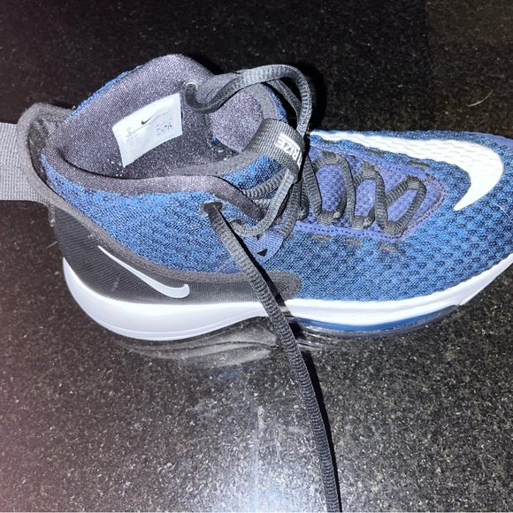 navy blue nike zoom
